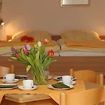 Traberhof - Landurlaub In Seiner Schoensten Form - Freies Reiten Inbegriffen - Hunde Willkommen - Sauna Im Haus - Kanuverleih - Tolle Radwege - Deich In Sichtweite *
